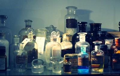 Colección de productos químicos que se encuentra en el museo del IES Coloma